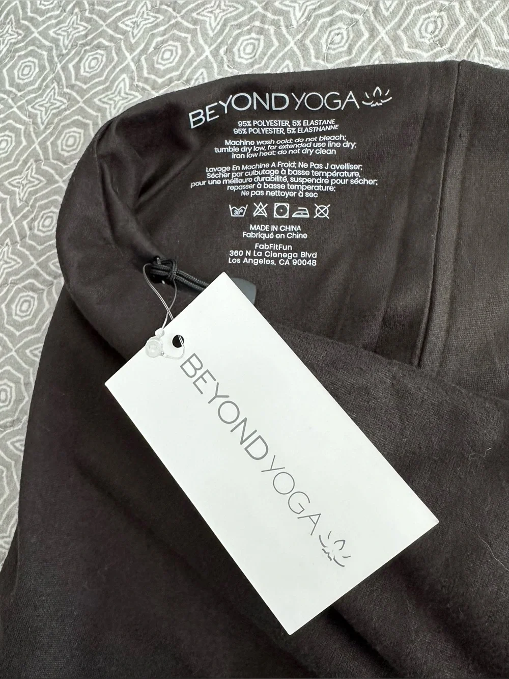 NEW! Beyond Yoga Hidden Pocket Infinity Scarf in Black Winter Walking Workout